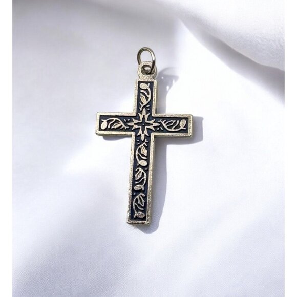 Vintage Silver Tone Cross Pendant With Intricate Engraving Religious Christian F - Picture 1 of 6